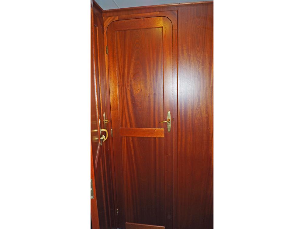 Cabin en avant, H&eacute;bergements